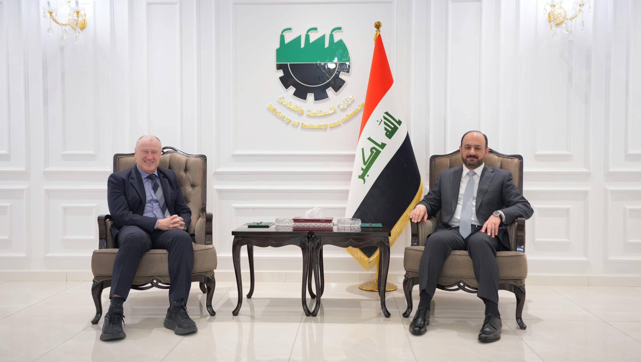 وزير الصناعة يؤكد العمل على إعداد خارطة استثمارية متكاملة بمختلف المجالات الصناعية