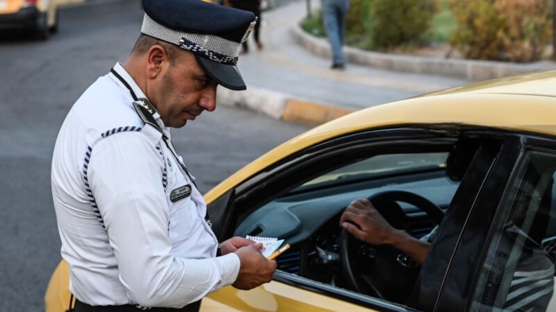 المرور: إلزام المفارز بتصوير المخالفات فورياً وتوثيقها إلكترونياً وتزويد الضباط بكاميرات محمولة لحسم الاعتراضات