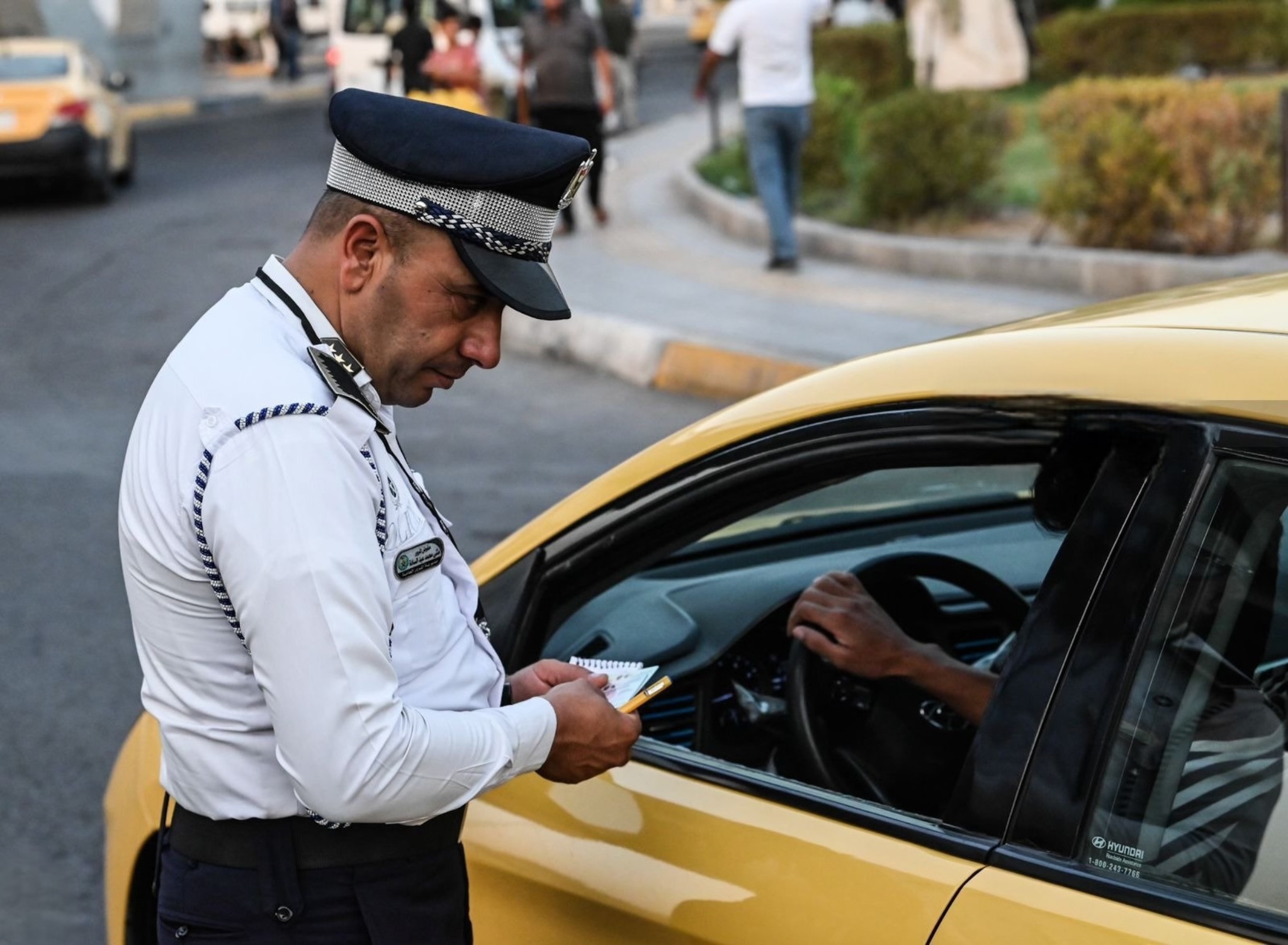 المرور: إلزام المفارز بتصوير المخالفات فورياً وتوثيقها إلكترونياً وتزويد الضباط بكاميرات محمولة لحسم الاعتراضات