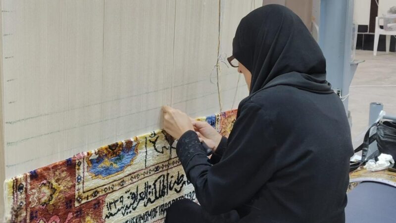 معمل السجاد اليدوي في “عانه”.. إرث تاريخي يستعيد عافيته ويصارع نقص الملاكات الشابة